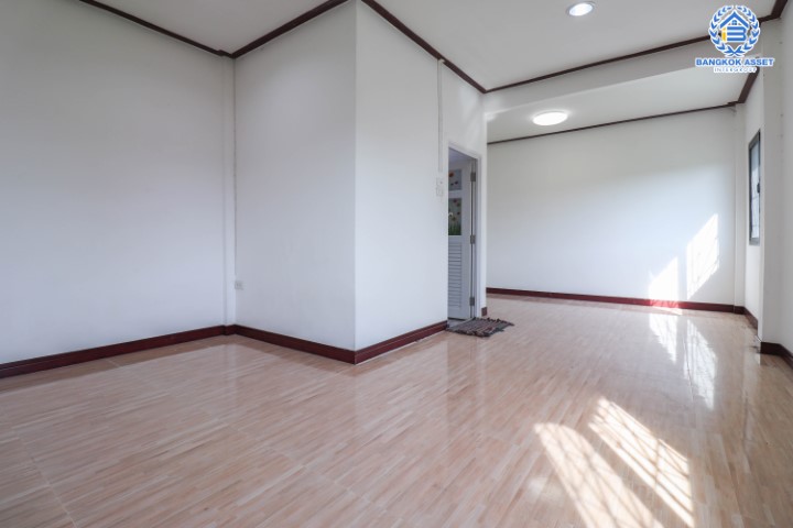 *****ทาวน์เฮ้าส์มือสองย่านกรุงเทพฯ ม.ร่มรื่นเพลส ลาดพร้าว-โชคชัย4 หลังมุม! เนื้อที่ 20 ตร.ว. ฟังก์ชัน 3 ห้องนอน 2 ห้องน้ำ 1 ที่จอดรถ ตกแต่งใหม่ รีโนเวททั้งหลัง ไม่ได้เข้าอยู่ บนทำเลเชื่อมต่อถ.ประดิษฐ์มนูธรรม, ถ.รามอินทรา ใกล้ทางด่วนรามอินทรา–อาจณรงค์